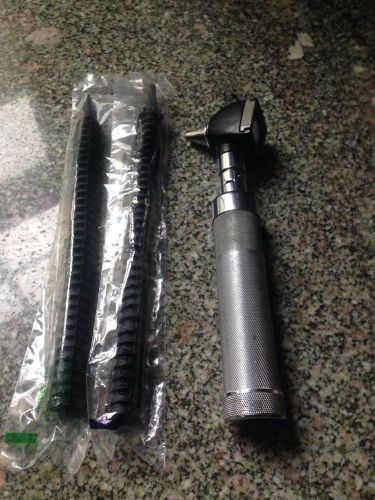 Welch Allyn 71000 Portable Rechargeable Otoscope with Speculas &amp; NEW BATTERY