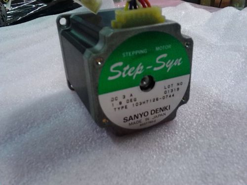 Sanyo Denki Step-Syn stepping motor 103H7126-0744 motor dc 3A  1.8deg/step
