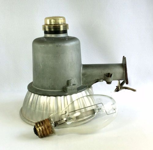American Electric Outdoor Spotlight Security Light w Bulb Vintage Lamp Fixture