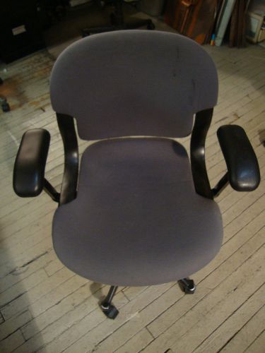 Meeting Room Office Chair with Grey Armrests (Grey)