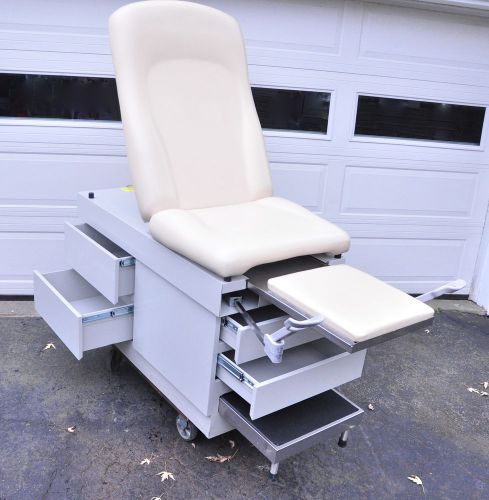 MEDICAL EXAM TABLE UMF 5140 CLINIC TATTOO DOCTOR GYNECOLOGIST DOCTOR OFFICE