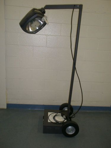 CASTLE 2410MB MILITARY SURGICAL FIELD LIGHT-BATTERY OR ELECTRIC POWERED IN  CASE
