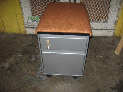 steelcase mobile file cabinet whit cushion top( only pick up)