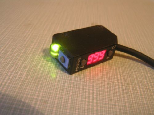 Keyence PZ-V32P Photoelectric Sensor Switch Built In Amplifier