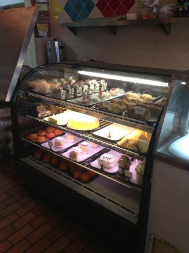 TRUE TCGR-50-CD CURVED GLASS REFRIGERATED DELI/BAKERY DISPLAY CASE