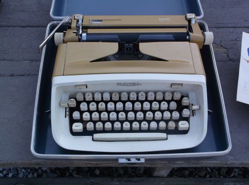 Vintage 1960&#039;s Royal Safari manual typewriter with storage case