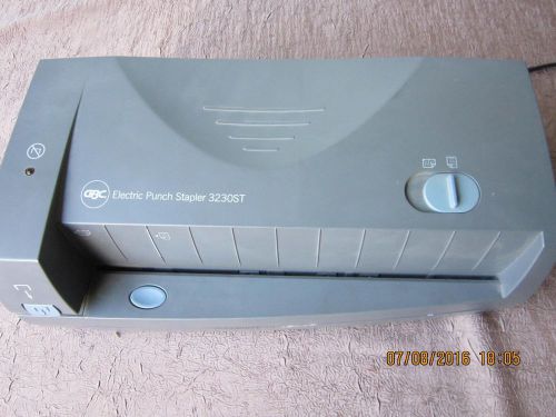 GBC Electric Punch Spapler 3230ST. For Parts/Repairs.Pwoered On.