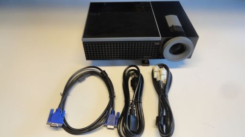 D5: Dell 1409X DLP Projector with Power Cord and Cables 789 Lamp Hours