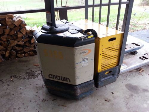 Crown pallet jack in excellent condition forklift