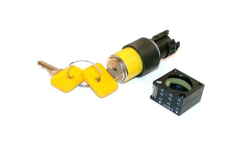 NEW SIEMENS YELLOW KEY OPERATED SWITCH MODEL 3SB3000-3AK01 (3 AVAILABLE)