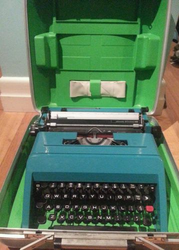 Vintage olivetti studio 45 typewriter perfect working condition including case