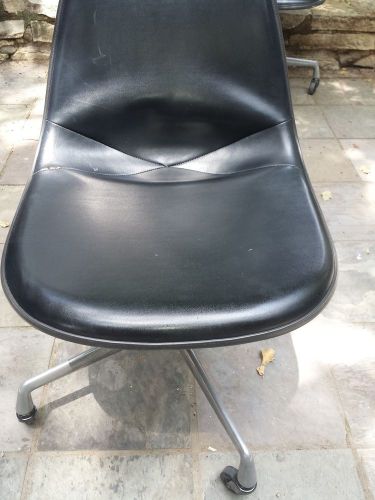 Vintage HERMAN MILLER Eames rolling Office Shell Chair seam needs attention
