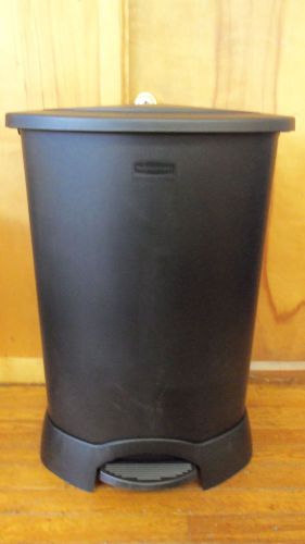 Rubbermaid commercial 30 gal. step on container 6147 black for sale