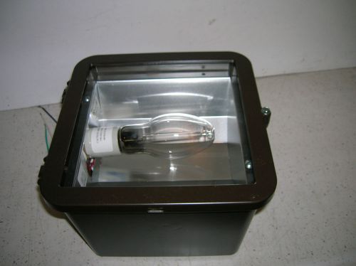 150 watt  high pressure soduim deluxe  floodlight with capacitor and lamp for sale