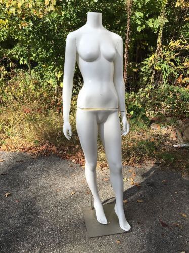 FUSION SPECIALIES FEMALE MANNEQUIN WITH HEADLESS MAGNETIC ARMS N METAL STAND