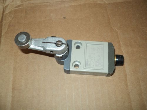 OMRON D4CC1024 LIMITSWITCH 120VAC Voltage Rating, 1 Amps, Side Actuator LOCATION