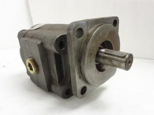 140235 Old-Stock, Commercial R 697817 10-05 Hydraulic motor, 4 Bolt Mount, 1&#034;NPT
