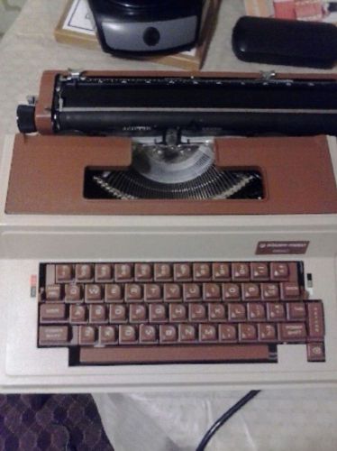 Vintage-Silver-Reed-8650-Portable-Typewriter