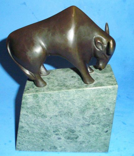 WALL STREET BULL ON GREEN MARBLE BASE BRONZE LOOKING BULL DESK TOP PAPER WEIGHT