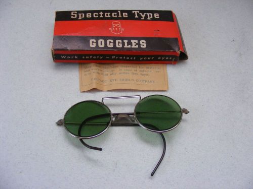 VTG SAFETY GLASSES ANTIQUE  CESCO with green lenses and original box very clean
