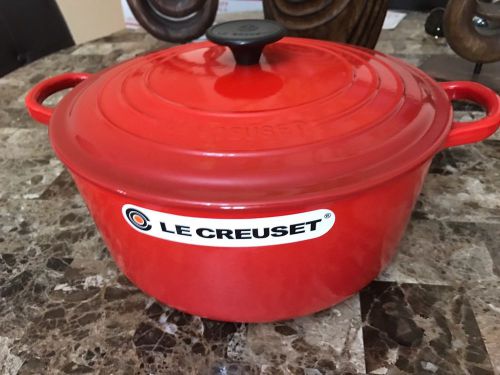 Le Creuset signature dutch oven round 5.5 Qt #26 enameled Chili Red