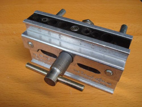 SELF CENTERING DOWLING DRILL HOLE DOWLING JIG TOOL