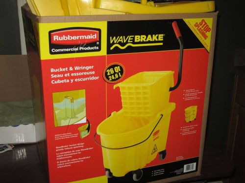 COMMERCIAL GRADE RUBBERMAID MOP BUCKET AND RINGER...EUC!