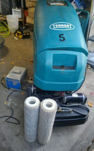 Tennant 1610 floor cleaner needs batteries 27hrs Charger&amp;key incl. *LOCALPICKUP*