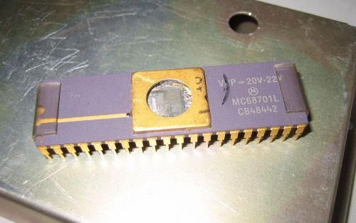 Motorola MC68701L 8-bit MCU with Eprom Chip Gold/Ceramic
