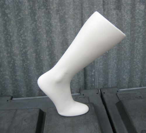 Mn-aa(#33lh) used white freestanding men&#039;s calf high foot display w/ lifted heel for sale
