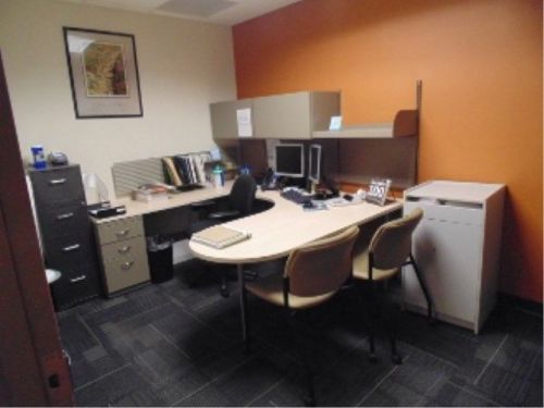 Lot - Full Steelcase office U-shape desk, cabinets and chairs