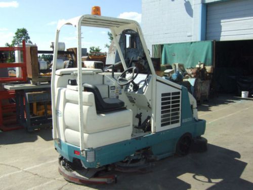 Tennant 8200 Riding Sweeper/Scrubber 4 Cylinder Gas Eng