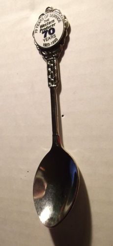 1993 70 YEARS OF &#034;THE WESTERN PRODUCER&#034; SPOON IN VG CONDITION (SP02)
