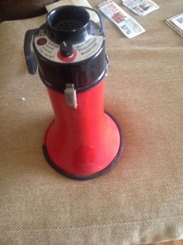 MEG-1000 Powerhouse Megaphone Vintage Collectible Works RED great for a collecto