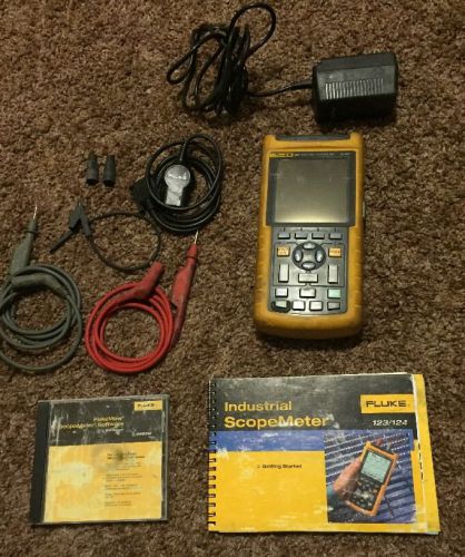 Fluke 123 20 mhz industrial scopemeter with case for sale