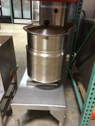 CLEVELAND 6 GALLON TILTING STEAM KETTLE w/ STAND