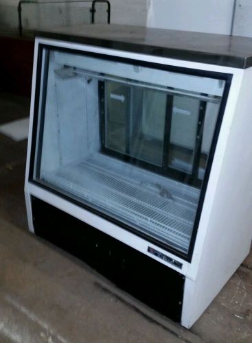 True 4ft deli case.  Works great!!  Self contained