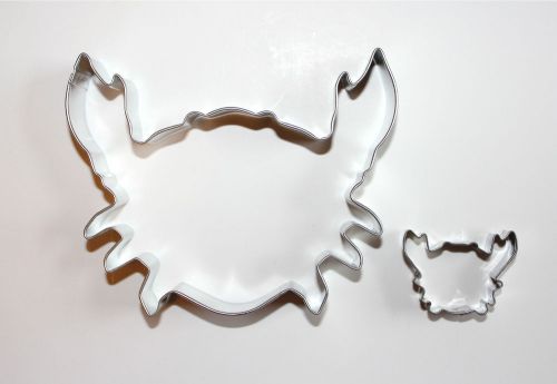 CRAB COOKIE CUTTERS  SET OF 2  METAL  FREE SHIPPING