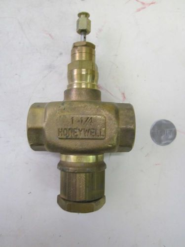 Honeywell v5011n3046 1-1/4&#034; two-way reverse acting globe valve, (nics) for sale
