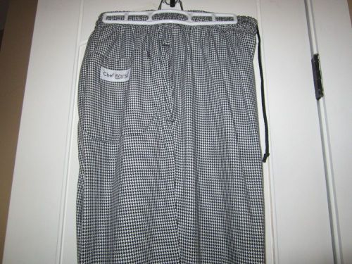 Unisex Checkered CHEF PANTS by CHEF WORKS size LARGE worn once !!   Nice