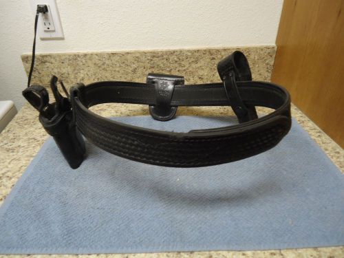 Safariland duty belt w/ safariland s&amp;w 4006 holster,mace and handcuff holder for sale