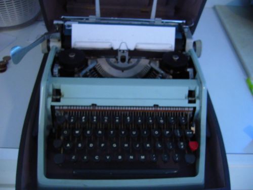 Olivetti Underwood 21 manual Type Writer &amp; Case VTG Working Blue