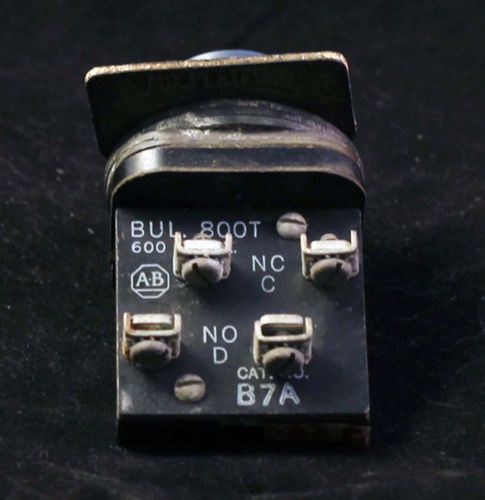 ALLEN BRADLEY BUL. 800T A2A GREEN PUSH BUTTON Selector Switch w/ Contact Block