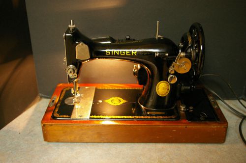 1951 singer 128-3 &#039;s&#039; emblem celtic swirl sewing machine w/wooden case- working for sale