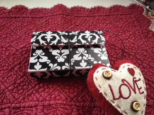 Black and white tapestry print vinyl index card holder with dividing tabs