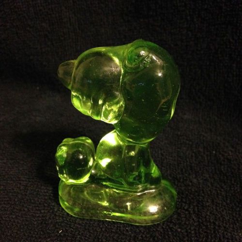 Green Vaseline uranium glass Snoopy dog paperweight puppy yellow peanuts figure