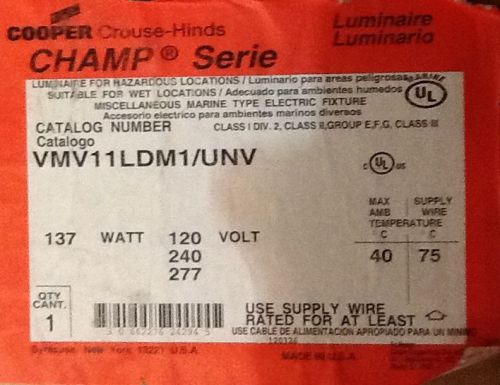 Cooper Crouse-Hinds VMV11LDM1/UNV Luminaire Champ Series