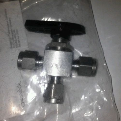 New! 1/4&#034; swagelok ss-42gxs4 stainless steel ball valve. 3-way for sale