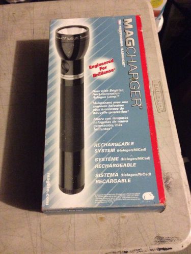 Maglite &#034;MAGCHARGER&#034; professional flashlight w/rechargeable system RX1019