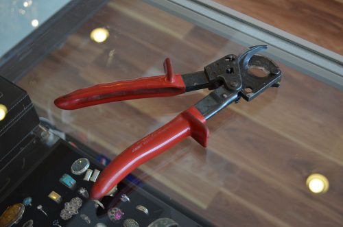 Klein Tools Model 63060 Ratcheting Cable Cutter For Copper and Aluminum Wire Red
